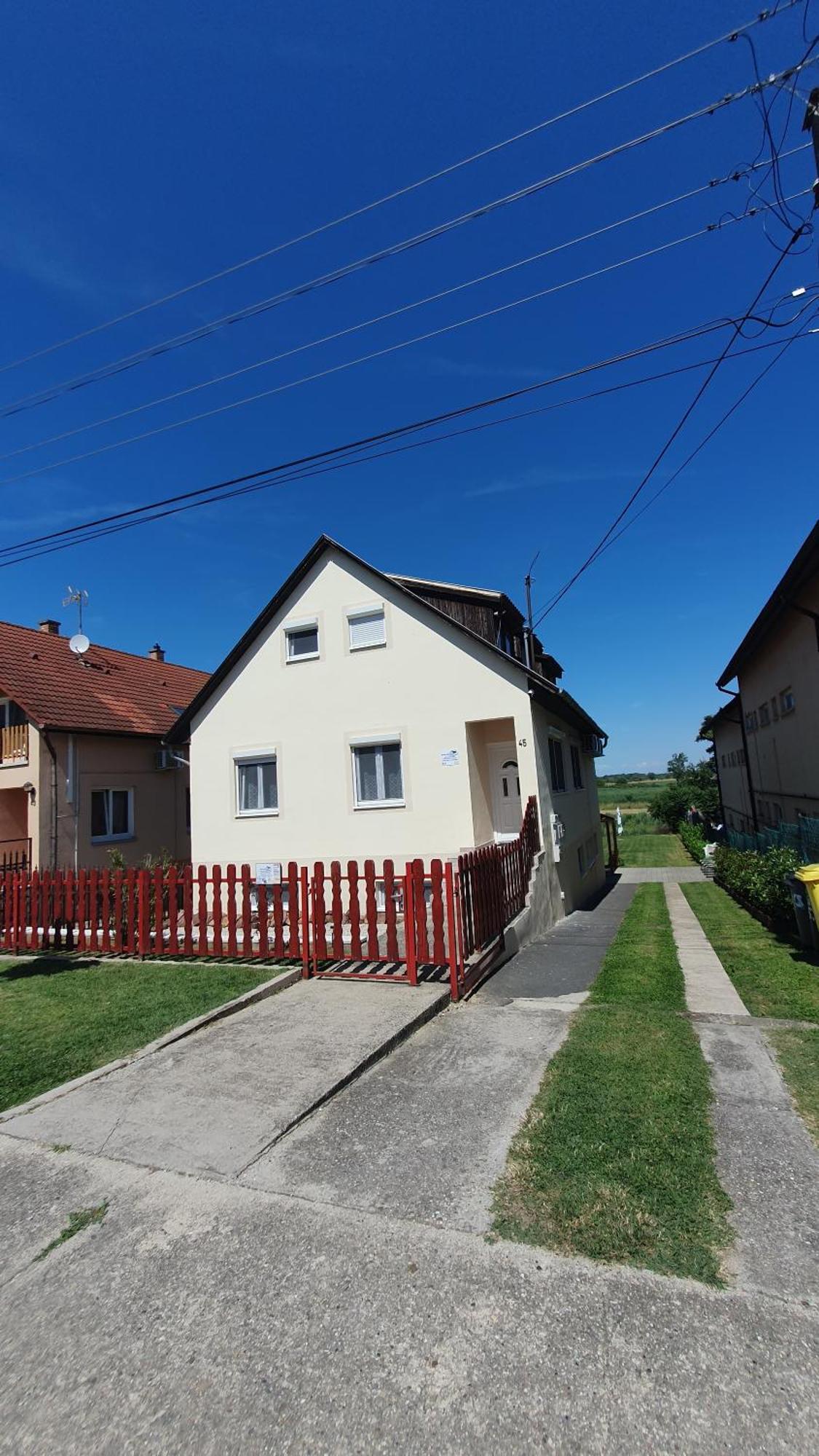 BerBe Apartman Balatonlelle Exterior foto