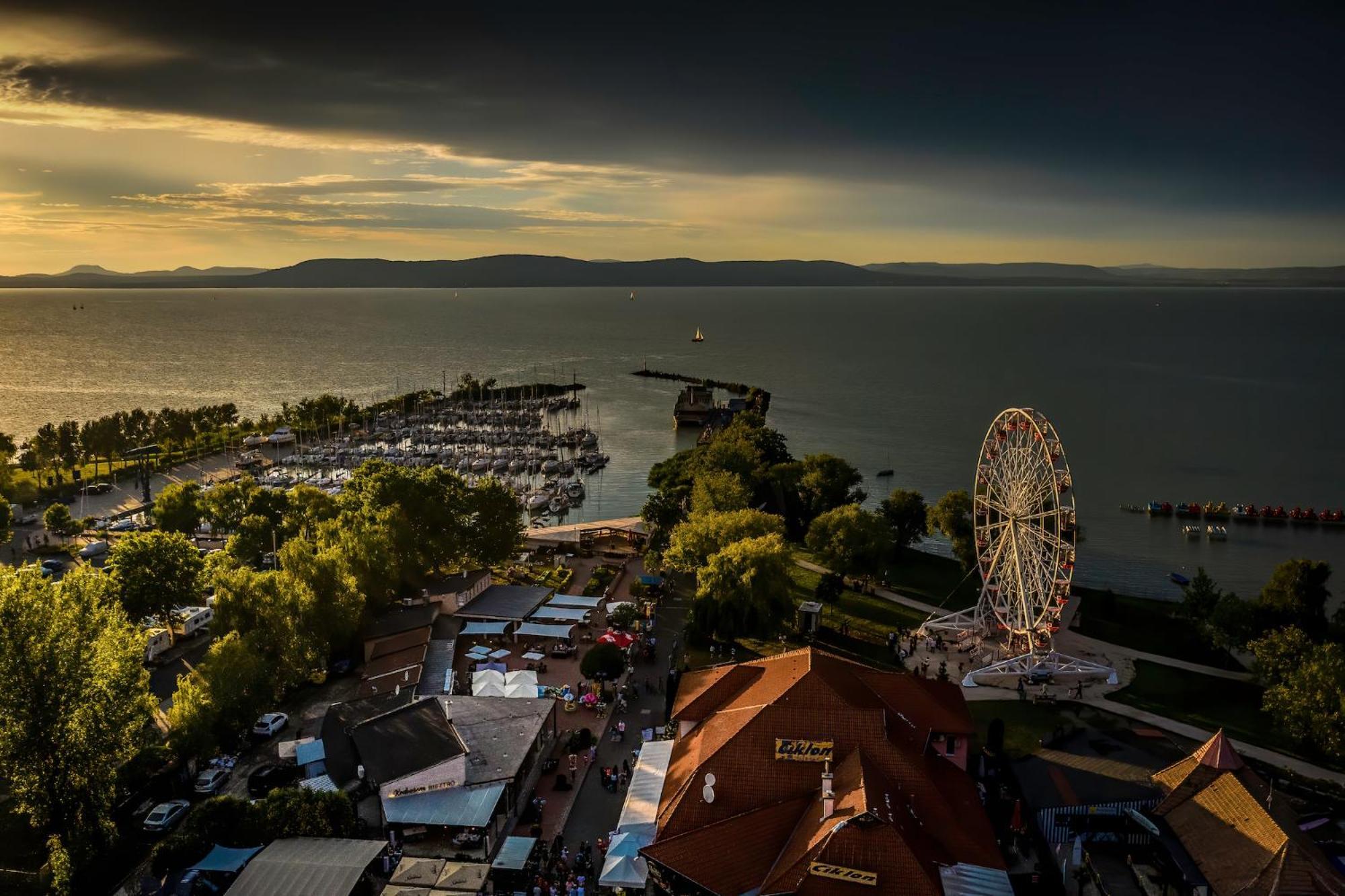 BerBe Apartman Balatonlelle Exterior foto